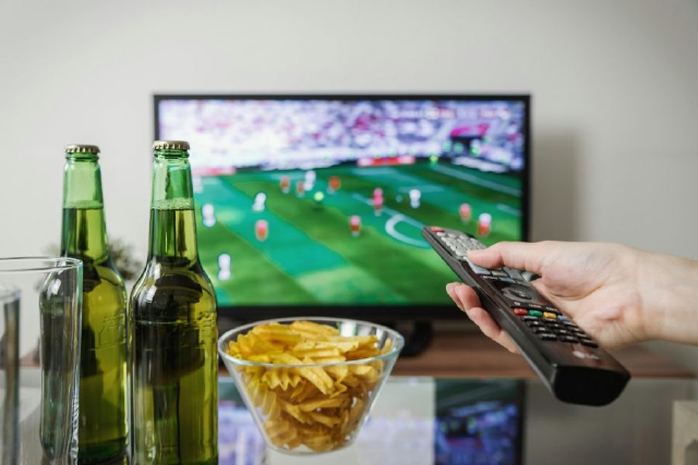 images/watching_football_tv.jpg